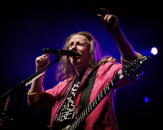 Vito auf der Bühne gestikulierend