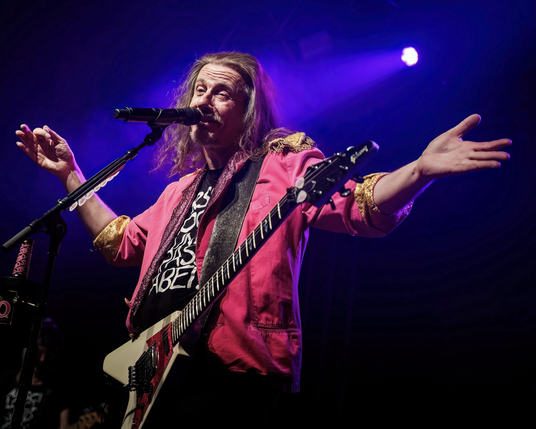 Vito auf der Bühne gestikulierend