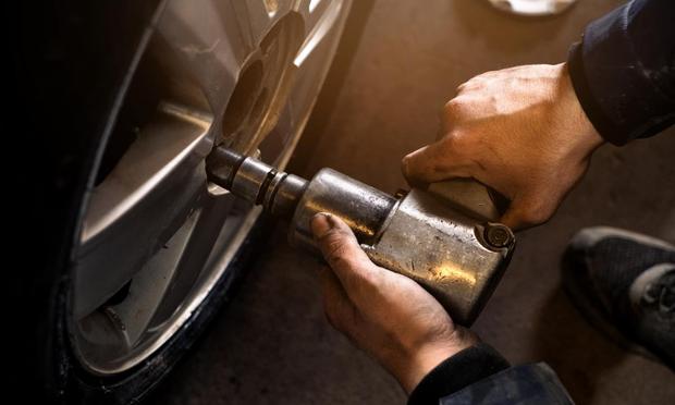 Un mecánico aprieta una rueda (Getty Images)
