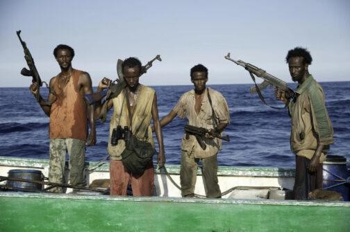 Cuatro piratas del mundo moderno de la película Capitán Phillips. Son cuatro personas negras, con ropas muy sucias y estropeadas, el pelo cortado de manera irregular y empuñando fusiles de asalto AK-47, mientras se encuentran de pie en una lancha de color verde irregular y llena de bidones de, cabos y diferentes aparejos. El ejemplo de lo que representan los piratas para Savage Worlds de Tipos Duros.