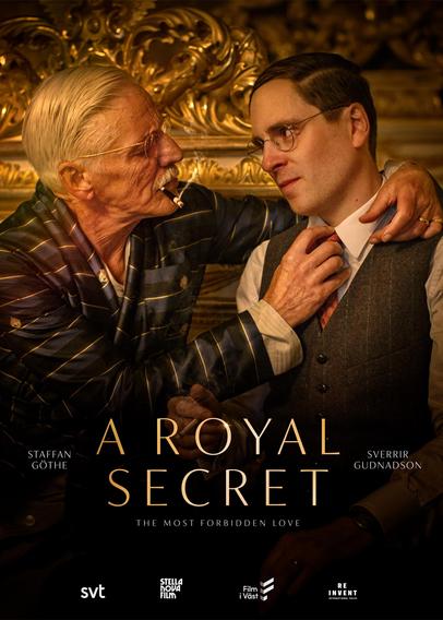 Affiche international de la mini-série. Dans le riche décor doré d'une chambre du palais royal, le vieux roi Gustave V (Staffan Göthe) en pyjama soyeux s'apprête à enlever la cravate de Kurt Haijby (Sverrir Guðnason) en veston et chemise blanche. Les deux portes lunettes, raie sur le côté, a une moustache blanche et un fume-cigarette. Échange de tendres regards.