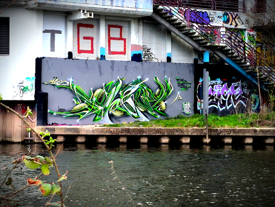 Graffiti fresh from today. spottet this morning. #hannover #ihmezentrum