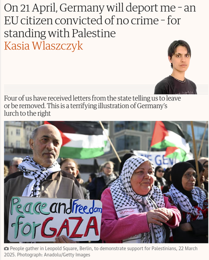 Il 21 aprile, la Germania mi deporterà - una cittadina dell'UE che non è stata condannata per nessun crimine - per essermi schierata con la Palestina
Quattro di noi hanno ricevuto lettere dallo Stato che ci intimano di andarcene o di essere espulsi. Questa è un'illustrazione terrificante della deriva a destra della Germania.

Nella foto
Persone riunite in  Leopold platz, a Berlino, per dimostrare il loro sostegno ai palestinesi, 22 marzo 2025. Fotografia: Anadolu/Getty Images