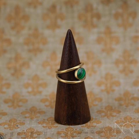 anillo de latón formado por 2 aros redondos que sujetan en medio un cabuchón de malaquita de rayas verdes