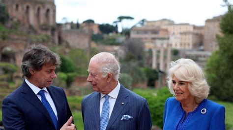 Re Carlo (al centro) e Camilla (a destra) in gita ai Fori Imperiali. A sinistra Alberto Angela ambasciatore.