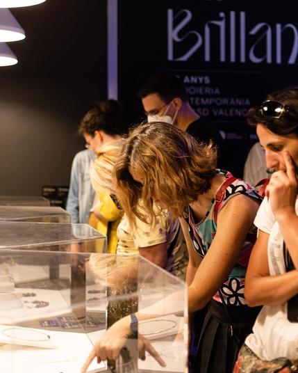 foto de los visitantes mirando las joyas