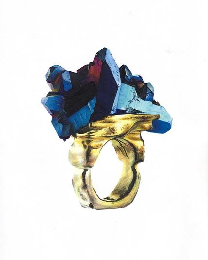 dibujo con lápices de colores de una anillo dorado con cristales azules en la parte superior
