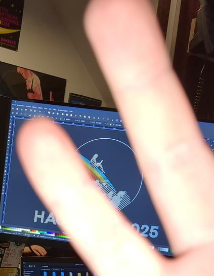Ein Foto eines Bildschirms, wo eine Hand versucht den blick auf ein Logo (?) zu versperren.