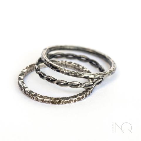 foto de 3 anillos finos, el primero un alambre de sección cuadrada con mascas de golpes alargadas, el segundo un sogueado de 2 hilos cruzandose y el tercero de sección redonda con golpes redondos