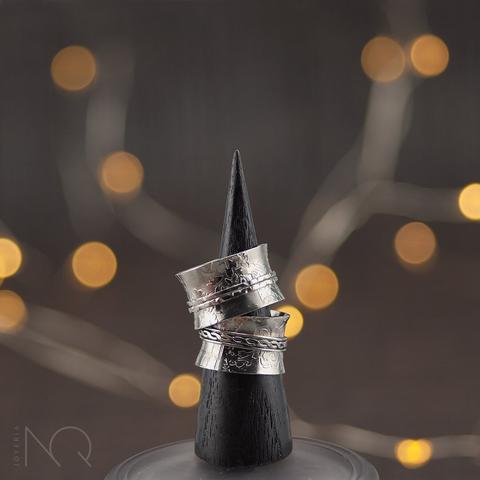 2 anillos en banda con tiras en medio para hacerlos "spiner rings" 
con grabados florales y baño de rodio color gris oscuro