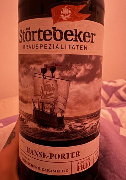 Eine Flasche Störtebeker Hanse-Porter alkoholfrei.