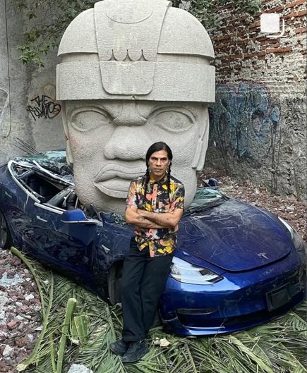 2024. 
Una cabeza olmeca de 9 toneladas aplasta un Tesla en pleno corazón de CDMX.
El arte de Chavis Mármol no necesita pedir permiso: nos recuerda que nuestras raíces pesan más que cualquier juguete de millonario megalómano.
El futuro no es de Musk. Es nuestro.
#ArteMexicano #ChavisMármol 
🇲🇽🌎👌🏽