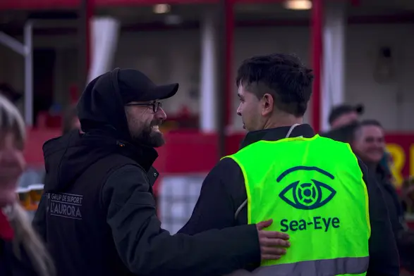 Vincent und ein Crewmitglied der SeaEye4 stehen nach der Ankuft im hafen und umarmen sich