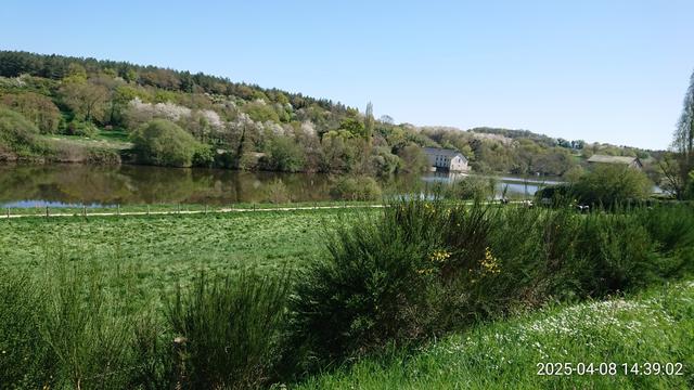La vallée de la Mayenne, ses prés, ses bois et l'écluse du Moulin de la Roche, à Loigné-sur-Mayenne au nord de Château-Gontier.