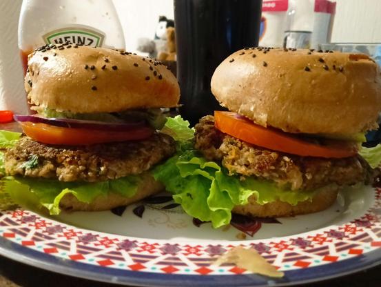 Dos deliciosas hamburguesas hechas con lentejas con lechuga, jitomate, cebolla, chile y aguacate