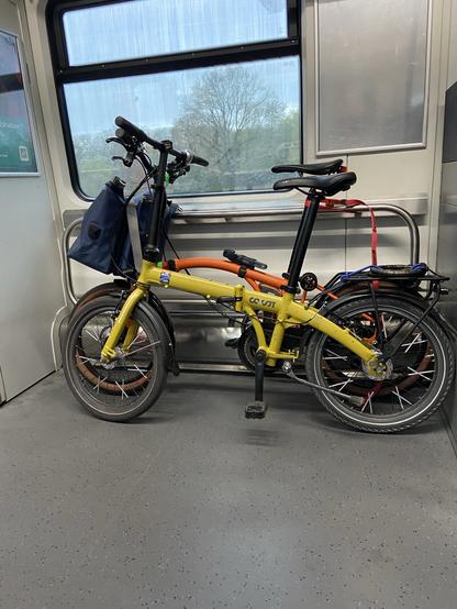 Im Radabteil der S-Bahn stehen zwei Falträder einträchtig nebeneinander.