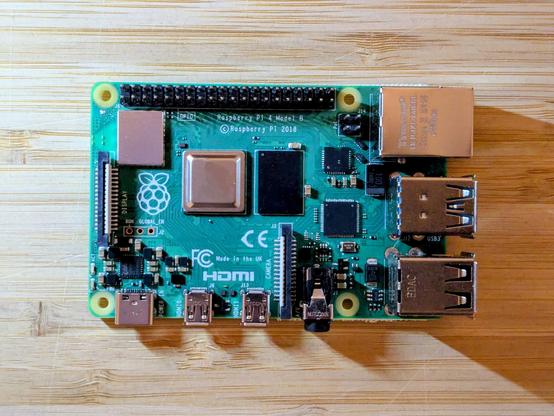 Ein Bild von dem Einplatinencomputer Raspberry Pi ohne Gehäuse.