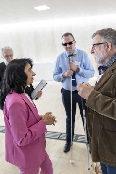 Landtagspräsidentin Aras informiert sich bei Vertreter des Landesblinden- und -sehbehindertenverbands.