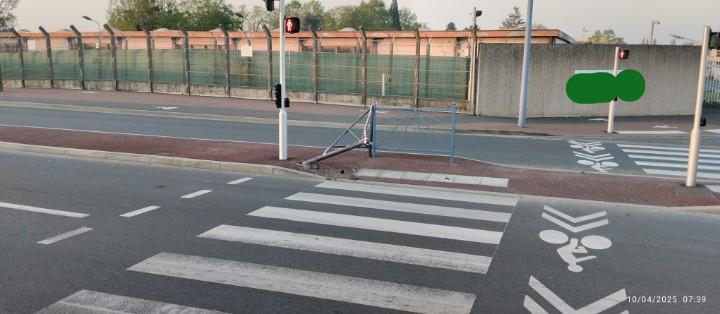 À un passage piéton, les barrières de protection sont de nouveau détruites par des personnes motorisées.