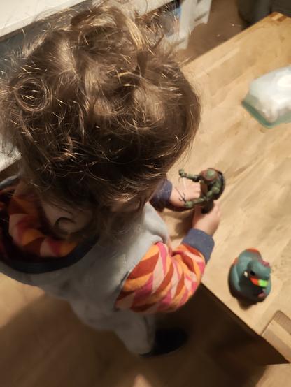 Die Bondradde spielt mit NECA Turtles Figur