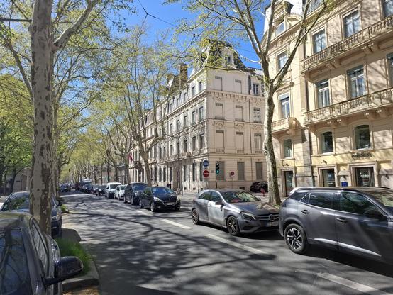 Avenue Maréchal Foch, embouteillée, avec des bâtiments anciens mais très sophistiqués. Avenue très arborée aussi