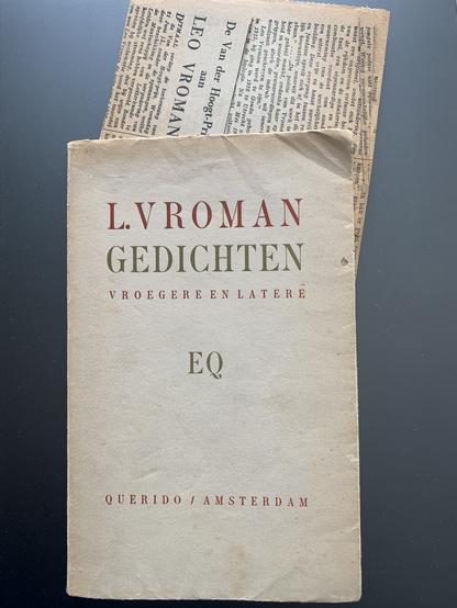 De bundel "Gedichten, vroegere en latere" van Leo Vroman uit 1949, met uitstekende krantenknipsel met een contemporaine recensie.
