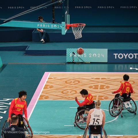 Trois joueuses de l’équipe féminine chinoise de basket fauteuil expriment leur joie et leur détermination à la suite d’un panier marqué contre la Grande-Bretagne à Paris 2024.