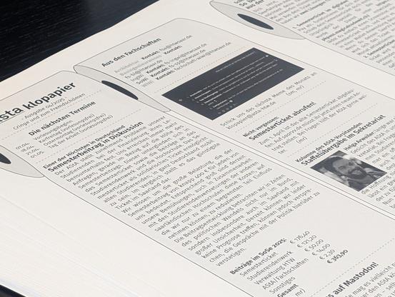 Ein Stapel DIN A3-Papier mit Auszügen des "AStA-Klopapier"