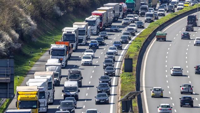 Stau auf der Autobahn: Rund um Ostern und die Ferien gibt es wieder viel Verkehr auf den Straßen in Deutschland.  (Foto: IMAGO, IMAGO / Arnulf Hettrich)