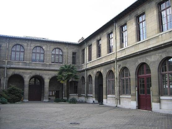 Ecole nationale vétérinaire à #MaisonsAlfort (#ValDeMarne) Ecole vétérinaire implantée à Maisons-Alfort dès la deuxième moitié du XVIIIe siècle (premier état de 1766 dû à Soufflot détruit). Plusieurs campagnes ...
Suite 👉 https://monumentum.fr/monument-historique/pa00079887/maisons-alfort-ecole-nationale-veterinaire
#Patrimoine #MonumentHistorique
Photo CC-BY-SA 4.0 : Thesupermat