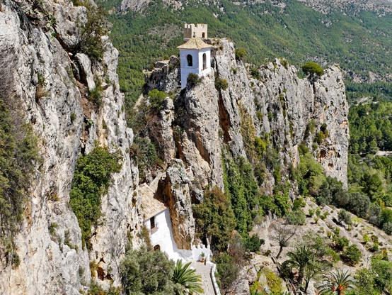 Blick auf den Glockenturm Alcozaiba, Teil der alten Stadtmauer von El Castell de Guadalest.
