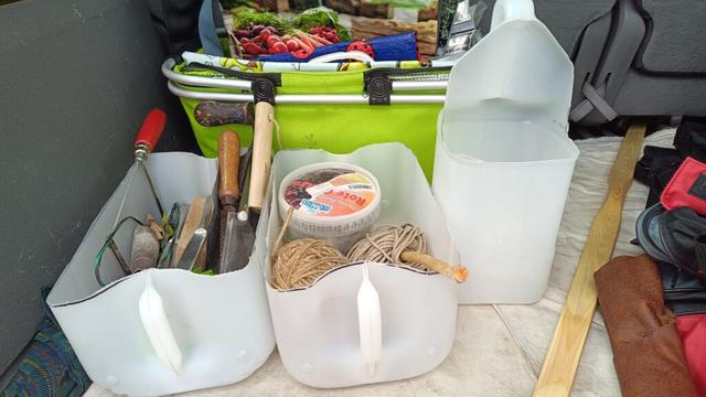Vor uns stehen zwei Plastetransportboxen, die aus 10l Seifekanistern gefertigt wurden