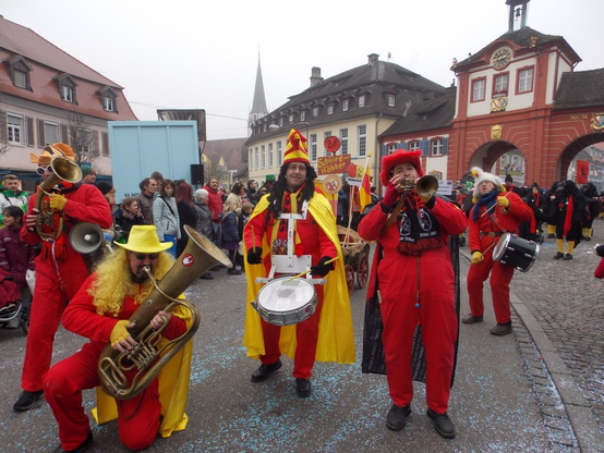 Die Guggemüssig "Wingeridder Schiirehäbber" auf dem Fasnetumzug vor dem Emmendinger Stadttor.