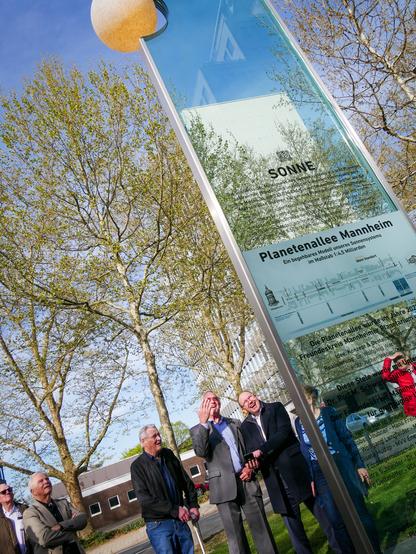 Oberbürgermeister Christian Specht schaltet zusammen mit dem Freundeskreis Mannheimer Planetarium e.V. das Licht der Sonnen-Stele auf der Planetenallee an.