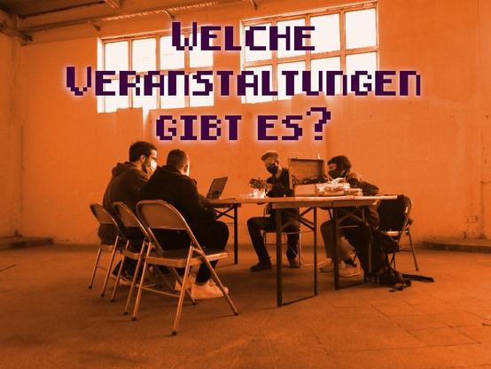 In rostrot gefärbte Gruppe Menschen, die an einem Tisch zusammen sitzt und arbeitet, in einer großen Halle. Darüber in Lila die Schrift: Welche Veranstaltungen gibt es?