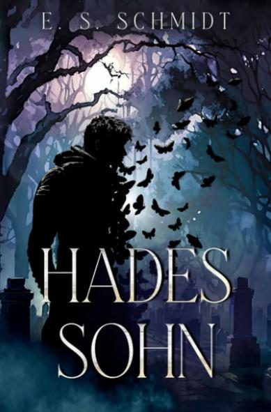 Auf dem Cover sehen wir einen Mann im dunklen Wald mit vielen Motten. Da möchte man doch wissen, um was es geht.