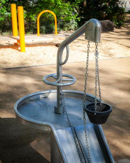Neue Spielgeräte auf dem Spielplatz in der Feldstraße in Feudenheim