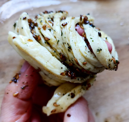 Ein Büschel Streifen um zwei Finger gewickelt