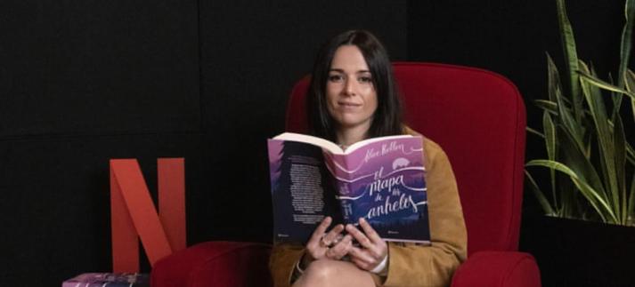Alice Kellen con la novela que va a adaptar Netflix, 'El mapa de los anhelos'. / Netflix