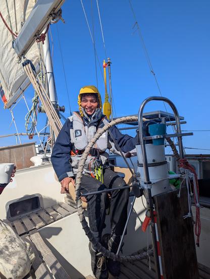 ein Crewmitglied am Steuer der Trotamar III