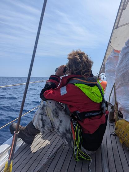 ein Crewmitglied hält Ausschau nach Fluchtbooten