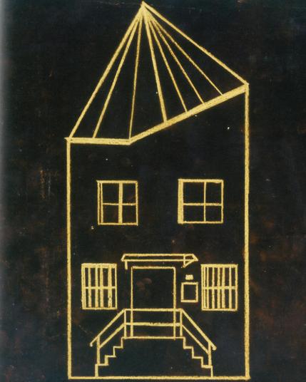 un dessin technique de la façade d'un batiment en jaune sur fond noir (inversion de couleur du précédent post), les lignes sont droites, le plafond étiré, il y a deux fenêtres à l'étages et deux fenêtres à barreaux au rez de chaussé qui encadre une porte sous une aubette par laquelle on accède par un escalier à deux entrées perpendiculaire à l'entrée et la rue muni d'une rambarde. il y a un petit panneau d'affichage vide à droite de la porte d'entrée.