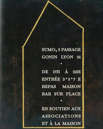 dans la forme du cadre du batiment décrit précédemment, vidé de ses attributs :
SUMO, 3 PASSAGE | ~ GONIN LYON 01 DE 17H A 20H | ENTREE 3 5 7 € | REPAS MAISON| BAR SUR PLACE | EN SOUTIEN AUX  ASSOCIATIONS  ET A LA MAISON |