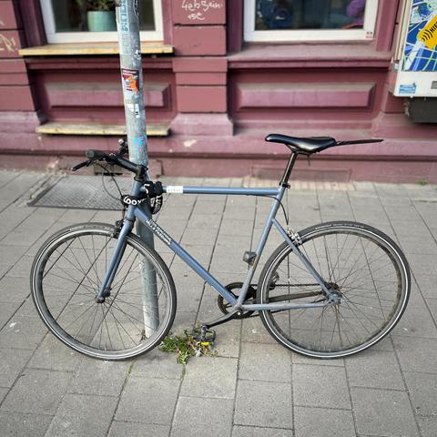 Single Speed Fahrrad vor dem Mum and Dad in Kiel. Auf dem Fahrrad steht: This Machine Kills Fascists