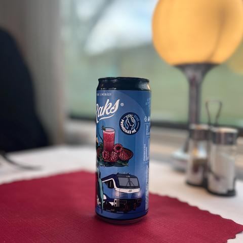 Eine Getränkedose im Bordbistro auf dem ein Zug der tschechischen Bahn abgebildet ist.