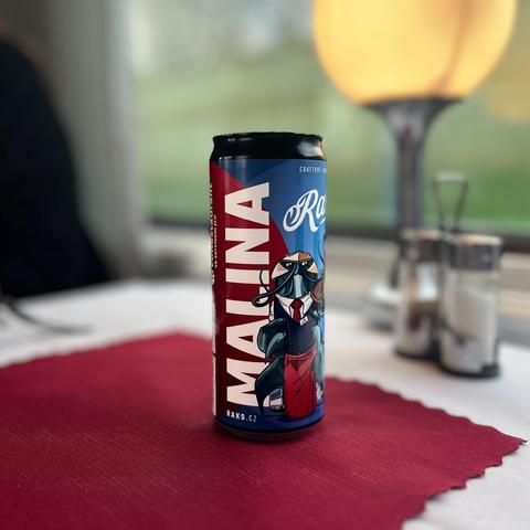 Auf der Dose steht Malina. Das Design matcht farblich die Tischdeko und die insektenhafte Figur auf der Dose trägt die Uniform des Bahnpersonals.