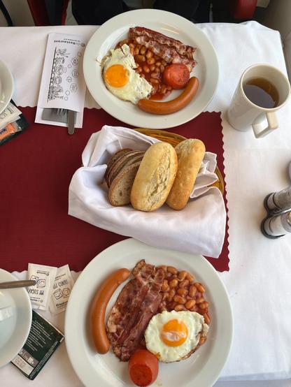 Zwei Mal English Breakfast im Bordbistro