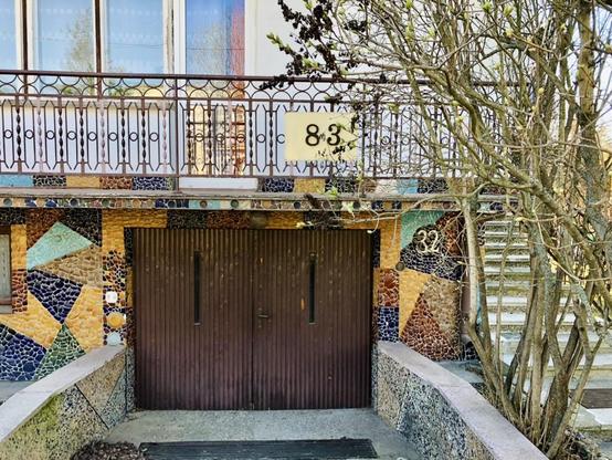 Kolorowa mozaika ceramiczna o geometrycznym wzorze na elewacji domu w Ursusie