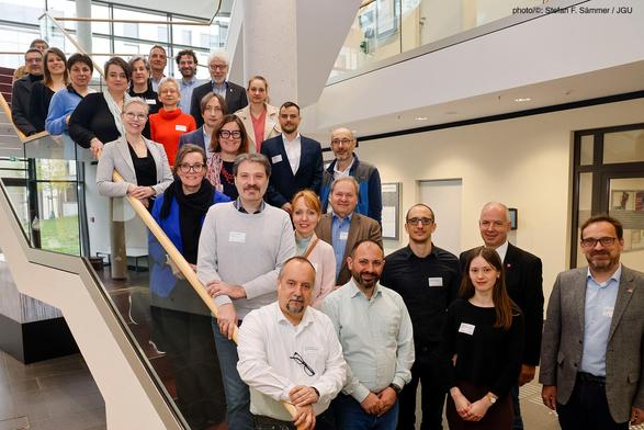 JGU President Professor Georg Krausch (second from the right) and Professor Eckhard Thines (right), Professor of Biotechnology at JGU, a member of the FORTHEM Coordination Commission, and the Rhineland-Palatinate State Coordinator for Biotechnology, welcomed biotech specialists from the FORTHEM partner universities to the Gutenberg Campus (photo/©: Stefan F. Sämmer / JGU)