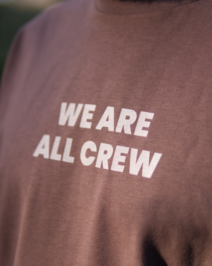 Schriftzug: We are all Crew